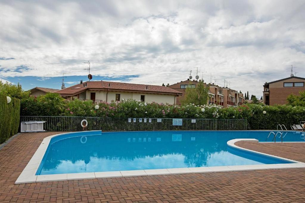 Garden Residence Appartamento Con Terrazzo E Piscina 代森扎诺-德尔加达 外观 照片